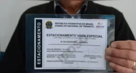 Credencial de estacionamento para idosos agora tem validade vitalícia, mas continua obrigatória para uso de vagas reservadas