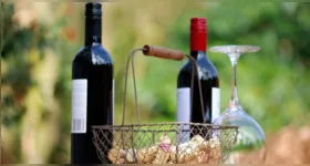 Técnicas improvisadas permitem abrir vinho sem saca-rolhas, mas exigem atenção para evitar acidentes