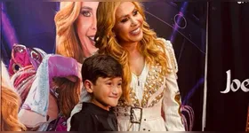 João Pedro ao lado de Joelma nos bastidores do show da cantora
