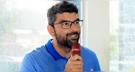 Segundo o empresário, a gestão do prefeito Daniel Santos contratou o serviço ainda no final de 2024, mas até o momento não realizou o pagamento.