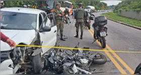 Carro e motocicleta ficaram parcialmente destruídos após colisão na Rodovia Arthur Bernardes; impacto mobilizou socorro e perícia.
