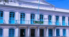 Alunos relataram insatisfação com a obrigatoriedade do uniforme feminino