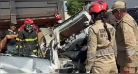 A colisão envolveu duas carretas e um carro de passeio