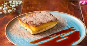 Cartola feita com banana, queijo e mel