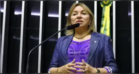 PF e CGU realizam operação contra descontos irregulares em aposentadorias; deputada é alvo e usa tornozeleira eletrônica.