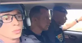 Tenente-coronel Geraldo Neto deixa condomínio sob escolta da Polícia Militar após prisão no interio de São Paulo.