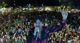 A música foi protagonista ao longo da noite, funcionando como elo entre gerações e ferramenta de mobilização social.