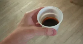 Café quente servido em copos descartáveis pode liberar microplásticos na bebida, segundo estudo.