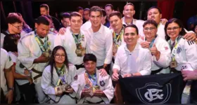 Governador Helder Barbalho e o secretário de Esporte e Lazer Cássio Andrade ao lado de atletas contemplados pelo programa Bolsa Talento.