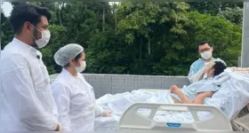 Acompanhado por equipe multiprofissional, paciente vivencia momento de bem-estar durante passeio terapêutico no Pronto-Socorro Estadual.