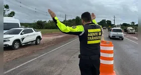 Em abordagens no pórtico de entrada, condutores são orientados sobre álcool e direção, uso do capacete e outros fatores de risco