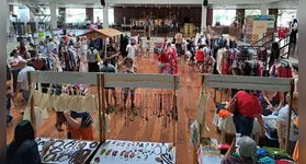 O evento reúne mais de 30 empreendedores locais e aposta na moda circular e autoral.