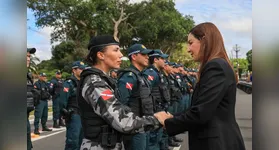 Governadora Hana cumprimenta policial que atuou na Operação ’Escudo Feminino’.