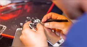 O suspeito teria se aproveitado da relação de confiança com a vítima para acessar os aplicativos bancários