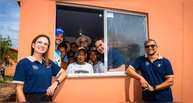 O ministro Jader Filho, o prefeito de Paragominas, Sidney Rosa, os deputados estaduais Thiago Araújo e Iran Lima, e os superintendentes da Caixa no Pará, Fátima Linhares e Sandro Machado, posam com a família do beneficiário Miguel Abel