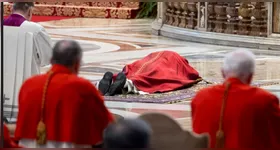 Leão XIV se prostou diante do Altar da Confissão para rezar