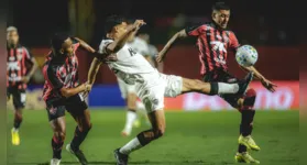 Em noite de homenagem a Wagner Moura, Vitória vence o Atlético-MG no Barradão e sobe na tabela da Série A.