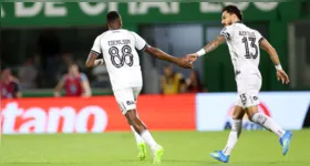 Edenílson e Alex Telles comemoram gol do Botafogo durante a goleada sobre a Chapecoense na Arena Condá.