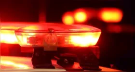 Por motivos ainda desconhecidos, a vítima perdeu o controle do veículo e colidiu violentamente contra um poste