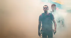 No filme Simón, um jovem estudante venezuelano foge para os Estados Unidos após liderar protestos contra a repressão em Caracas.