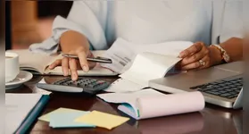 O fracionamento anual dessas despesas sazonais deve ser definido no orçamento do condomínio, facilitando o pagamento e evitando surpresas no final do ano.