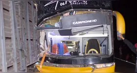 Ônibus bateu em um caminhão parado na beira da estrada e sem sinalização