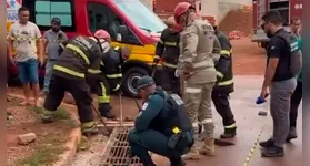 A situação, marcada pela possibilidade de uma tragédia devido às chuvas, mobilizou moradores, o Corpo de Bombeiros e a Polícia Militar