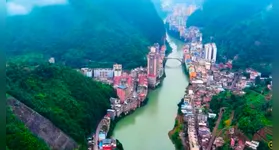 Vista aérea de Yanjin mostra o contraste entre a densa malha urbana e os imponentes penhascos da província de Yunnan.