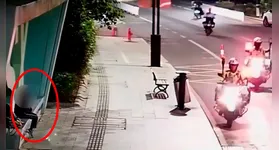 Criança ficou esperando por um longo período no ponto de ônibus, e ao anoitecer, ligou para a Polícia