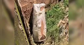 Caixão caiu em córrego após as fortes chuvas