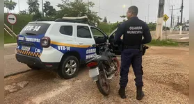 Agentes da GMM realizam a vistoria técnica na motocicleta recuperada na região da Nova Marabá.