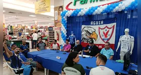 Elenco e comissão técnica do Águia de Marabá durante entrevista ao vivo para a Rádio Clube FM no Hipermercado Líder.