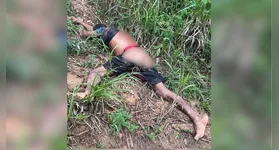 Policiais militares do 34º BPM isolam o local onde o corpo foi encontrado, na Rua do Aeroporto.