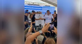 O governador Helder Barbalho e o ministro Renan Filho durante o ato de descerramento da placa inaugural na BR-422.