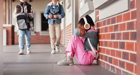 A psicóloga reforça que o ambiente familiar deve ser um porto seguro para o diálogo.