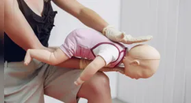 Uma ação coordenada e ágil de policiais militares salvou a vida da pequena Ayla Vitória, de apenas 1 ano e 8 meses