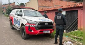 Equipes das polícias Civil e Militar isolaram a área para garantir a preservação da cena do crime.