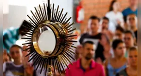 O encontro ocorre estrategicamente antes da Quarta-feira de Cinzas (18), marcando o período de preparação para a Quaresma.