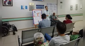 A abordagem foi bem recebida por quem aguardava atendimento.