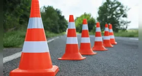 A colisão, que envolveu uma carreta e dois veículos de passeio, ocorreu em uma curva acentuada nas proximidades da Chácara Fênix.