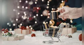 Estimativas da Confederação Nacional de Dirigentes Lojistas (CNDL) indicam que milhões de consumidores ainda não concluíram suas compras, deixando para decidir o presente nos dias que antecedem a ceia.