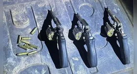No interior da canoa utilizada pelos criminosos, os policiais apreenderam um arsenal composto por três revólveres calibre .38