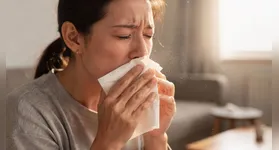 Espirrar durante gripes e resfriados é um reflexo de defesa do corpo para expulsar vírus e proteger as vias respiratórias