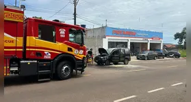 Um veículo de passeio foi consumido pelas chamas na manhã desta quarta-feira (28)