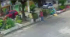 Momento em que o atirador desce da moto e se aproxima da vítima, segundos antes dos disparos, na travessa Barão do Triunfo, na Pedreira