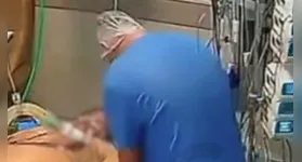 O técnico Marcos Vinícius aplicando a substância num dos pacientes