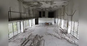 Abandono de Praça de Alimentação na Cidade Nova 8.