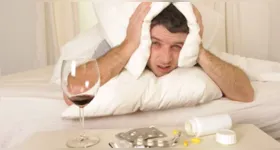 Ressaca após festas e confraternizações é resultado de desidratação, inflamação e alterações metabólicas causadas pelo álcool.