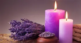 Canela, alecrim e flores estão entre os elementos mais usados em simpatias feitas no primeiro dia do ano por quem busca começar 2026 com boas energias.