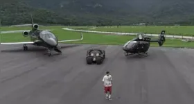 Neymar posa ao lado da réplica do Batmóvel em sua mansão em Mangaratiba; veículo faz parte de uma coleção avaliada em centenas de milhões de reais.